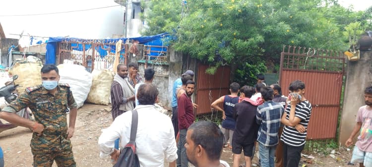 Deoghar News : 10 साल से बंद पड़े घर में अज्ञात अधेड़ का फंदे से लटका मिला शव