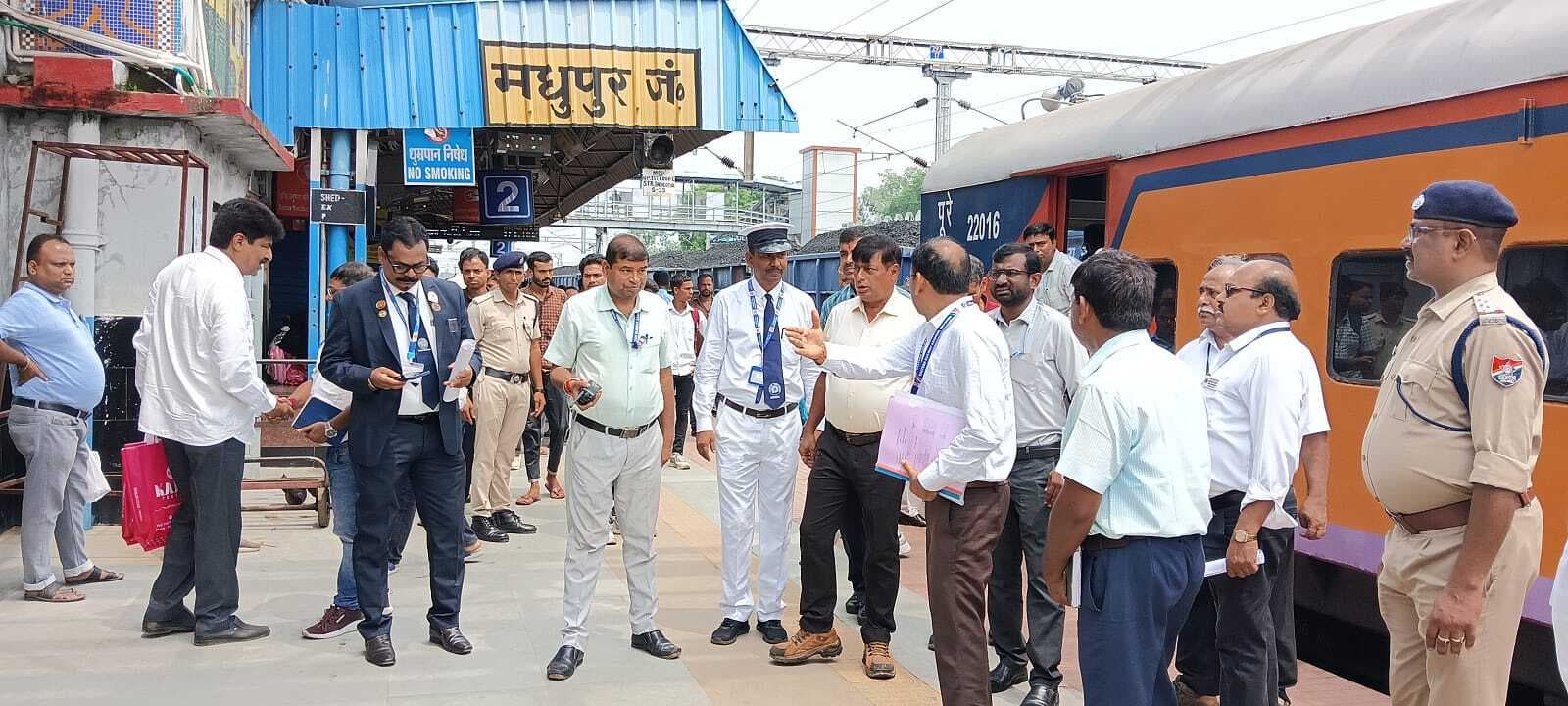 Deoghar news : कांवरिया की सुविधाओं को लेकर रेल अधिकारियों ने किया स्टेशन का निरीक्षण