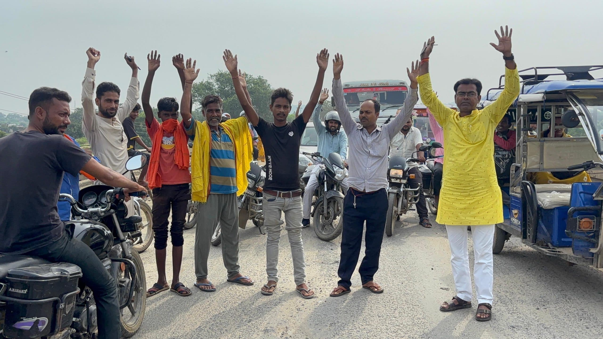 पुल जीर्णोद्धार की मांग को लेकर ग्रामीणों ने किया प्रदर्शन