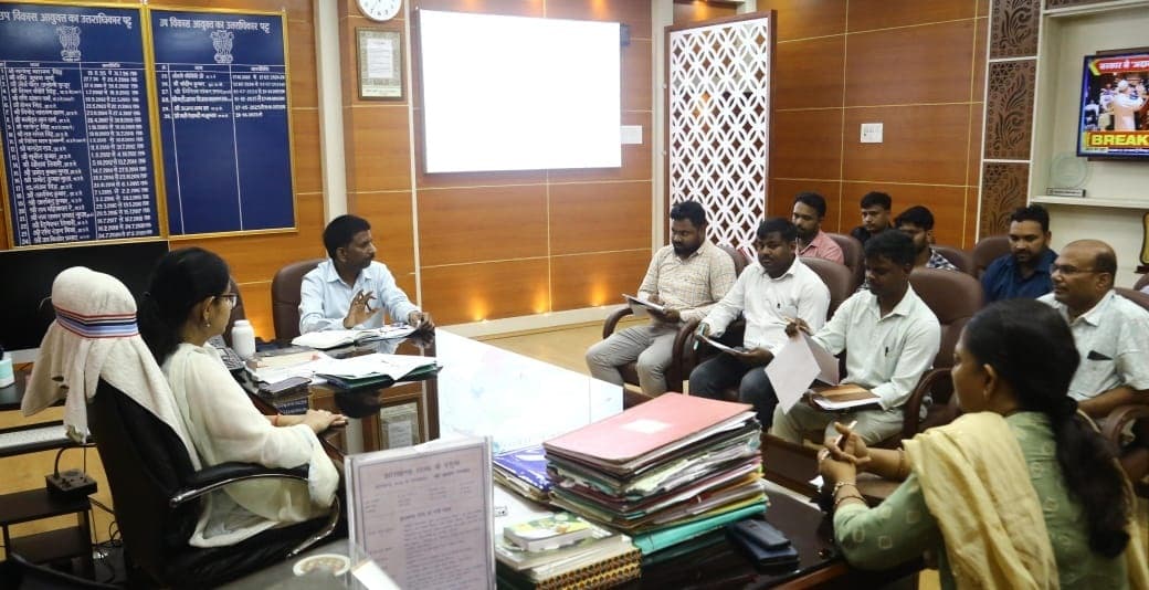 Bokaro News : योजनाओं का भौतिक क्रियान्वयन कर खर्च करें राशि : डीडीसी