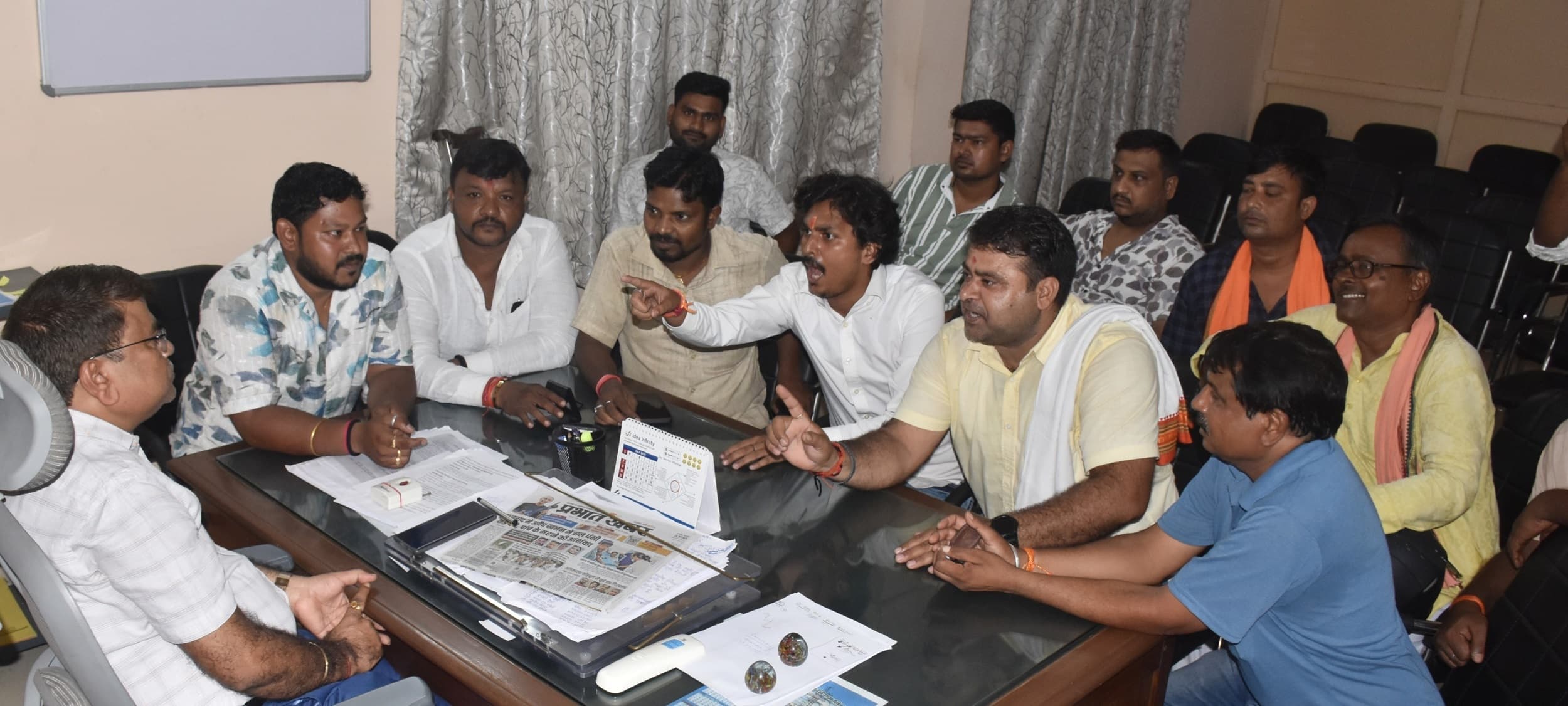 Bokaro News : अनियमित बिजली आपूर्ति से त्रस्त लाेगों ने किया प्रदर्शन