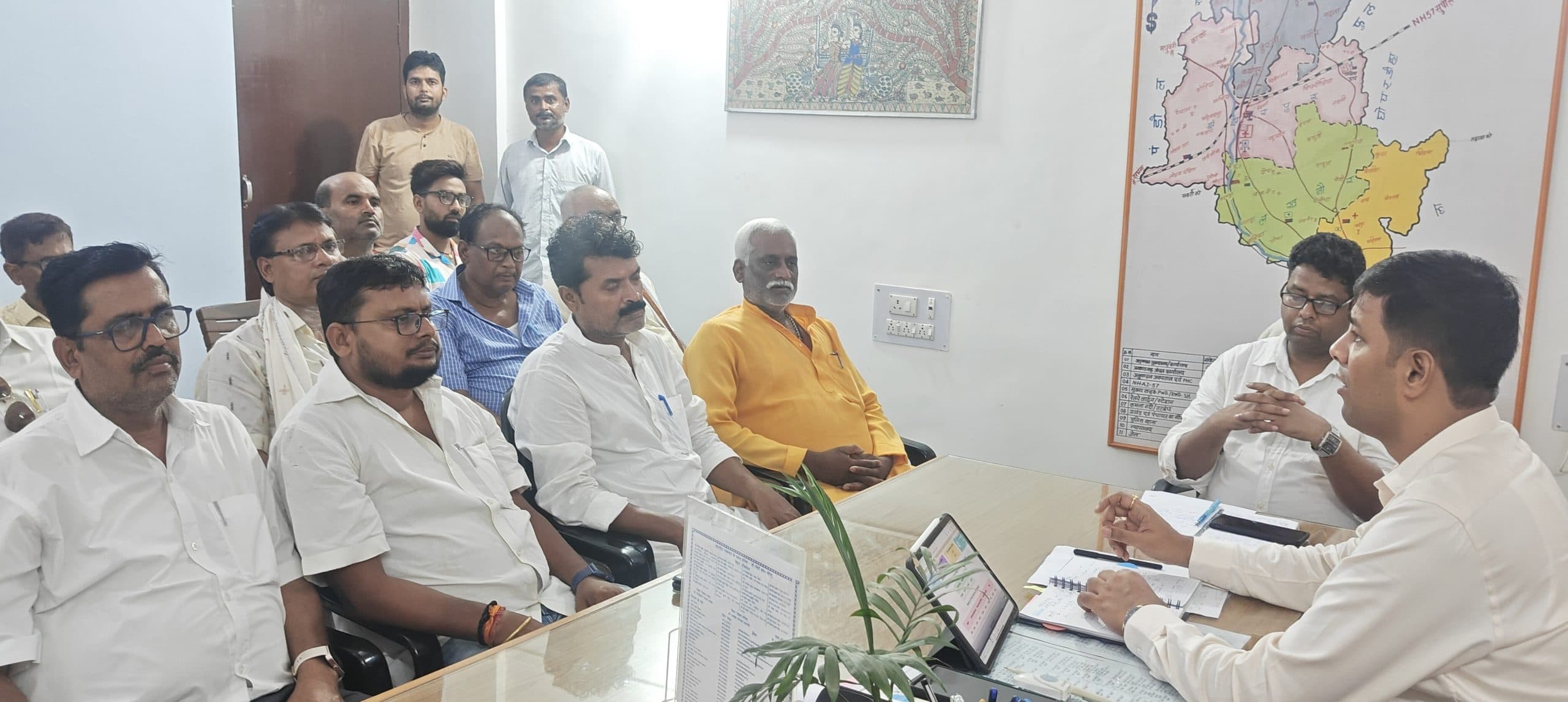 Madhubani News : राजनीतिक दलों के साथ एसडीएम ने किया विचार विमर्श