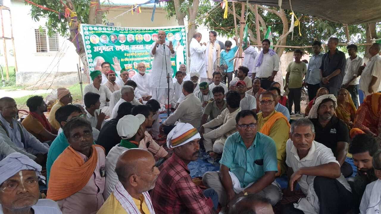 Madhubani News : 11 सूत्री मांगें पूरी कराने के लिए राजद कार्यकर्ताओं ने दिया धरना