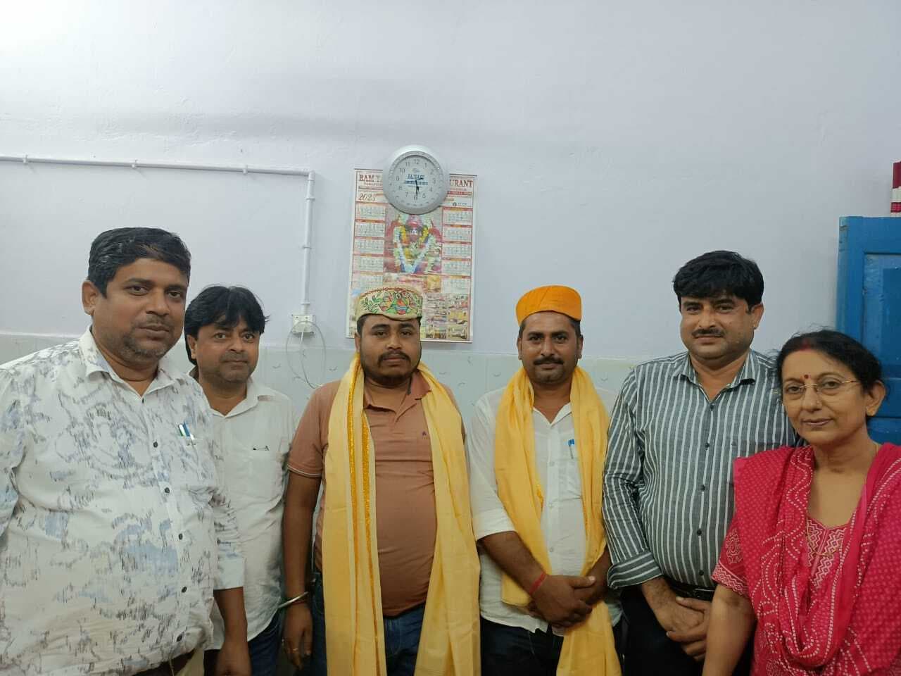 Madhubani News : सीएचसी प्रभारी ने रोगी कल्याण समिति के सदस्य को किया सम्मानित