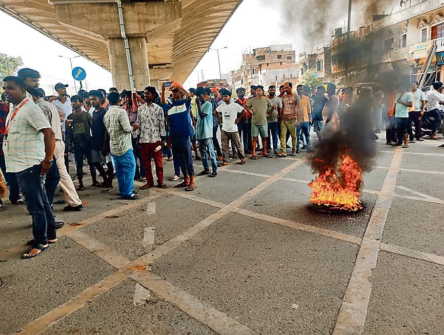 Gopalganj News  : हाइवे के सर्विस रोड पर लगी रेलिंग में आया करेंट, टेंपो चालक की झुलसने से मौत पर फूटा गुस्सा
