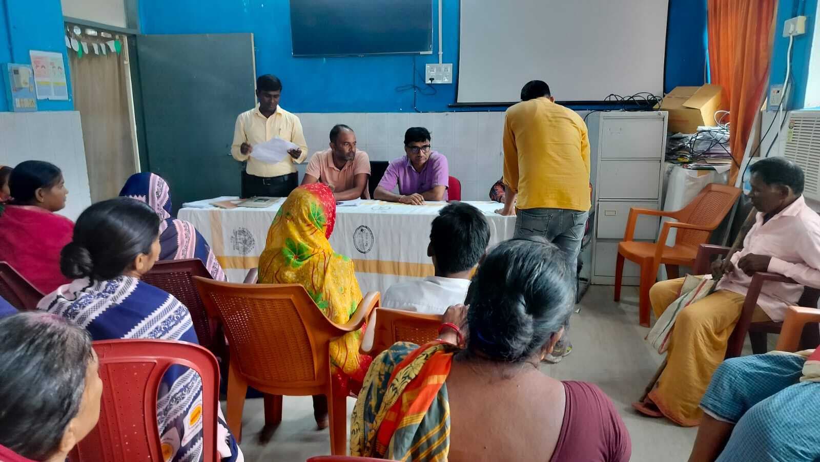 फाइलेरिया मरीजों को दिया किट और विकलांगता प्रमाण-पत्र