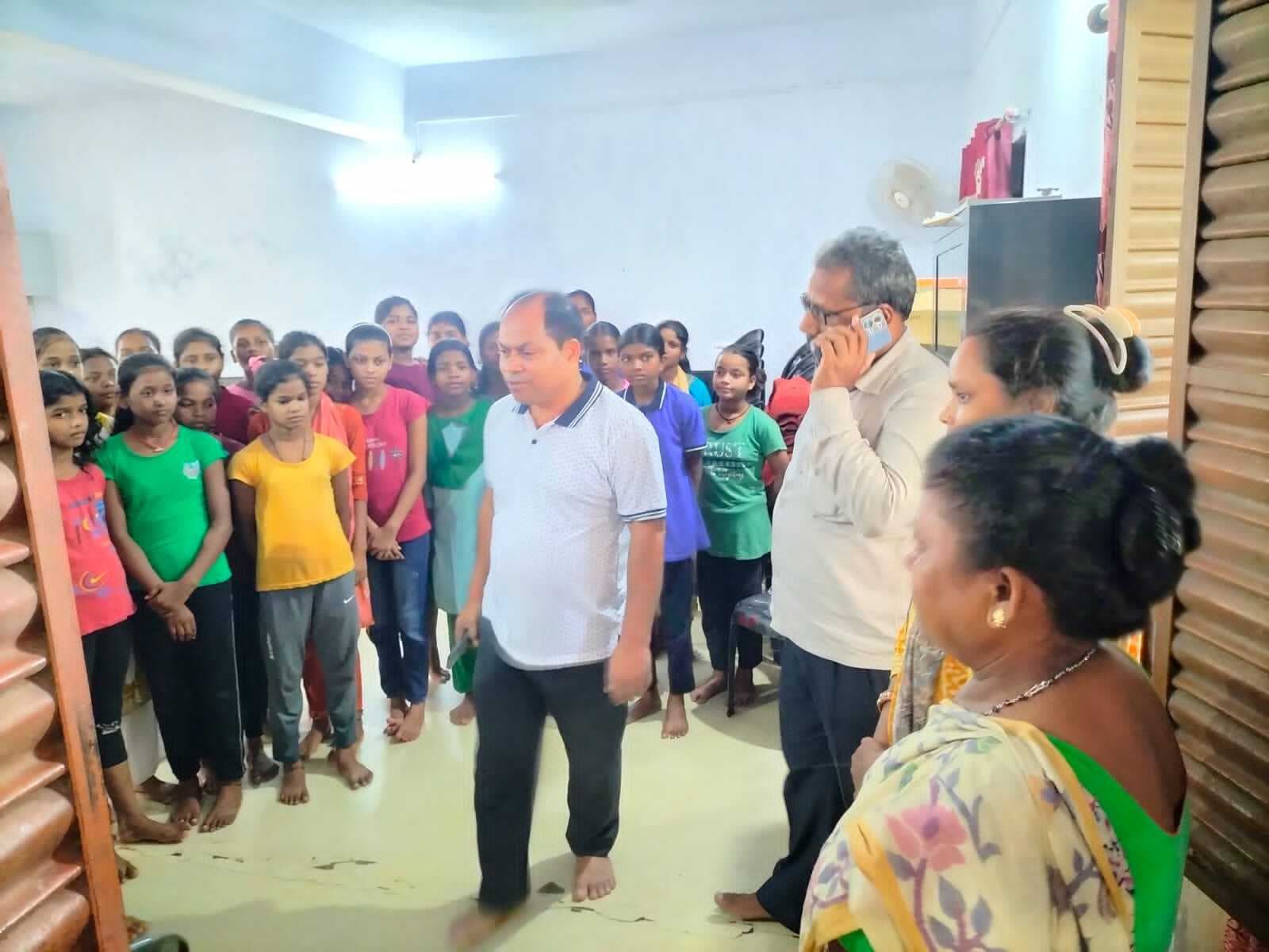 Deoghar news : बीइइओ ने बच्चों की कम उपस्थिति व परिसर की साफ-सफाई को लेकर जतायी नाराजगी