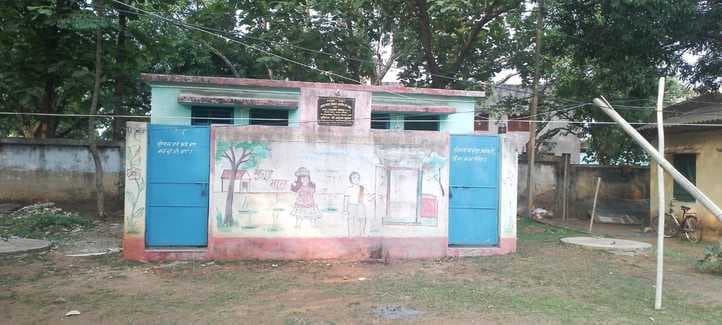तीन लाख की लागत से बने शौचालय में लटका है ताला