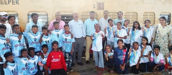 राज्यस्तरीय फुटबॉल टूर्नामेंट के लिए गोड्डा जिला जूनियर टीम रवाना