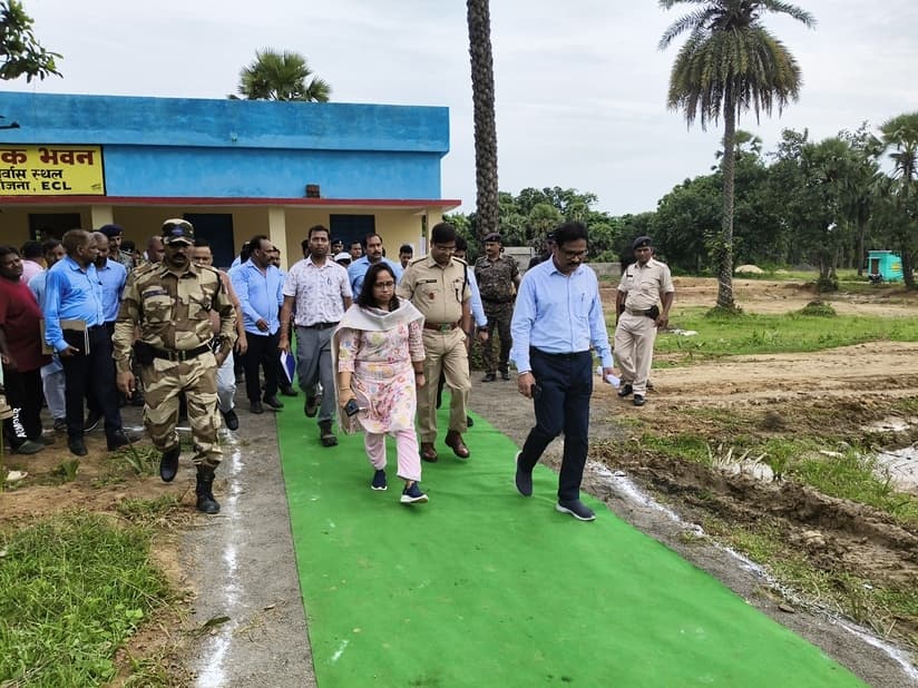 पुनर्वास स्थल के घटिया निर्माण कार्य पर जतायी नाराजगी, मूलभूत सुविधाओं के विकास का दिया निर्देश