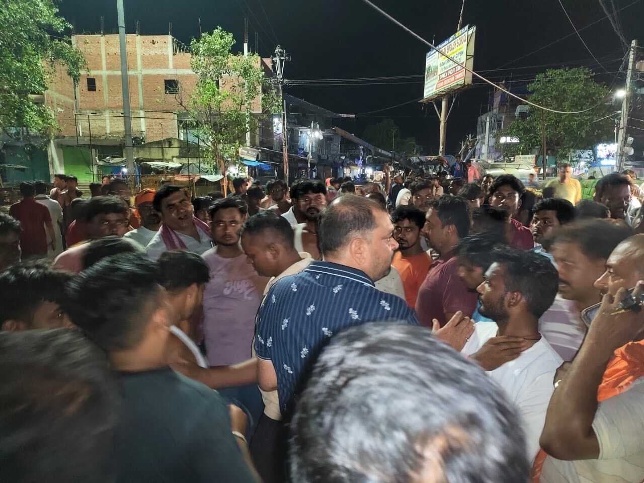 फुटपाथी दुकानदारों की रोजी-रोटी पर बैरिकेडिंग की मार