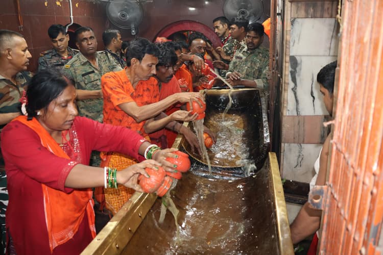 98 हजार कांवरियों ने किया जलाभिषेक, लगे जयकारे