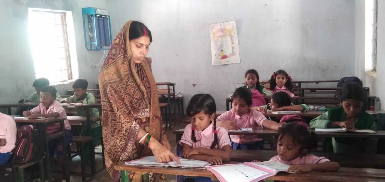 Seraikela Kharsawan News : मानदेय से वंचित ओड़िया शिक्षक आर्थिक संकट में भी निभा रहे कर्तव्य