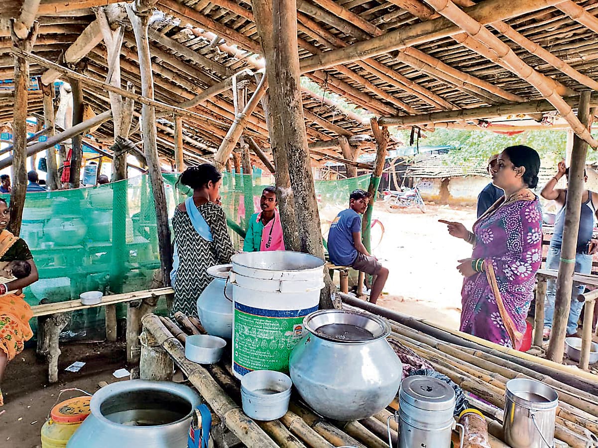 Chaibasa News : अवैध शराब बिक्री के खिलाफ महिलाएं करेंगी आंदोलन, विक्रेताओं को चेताया