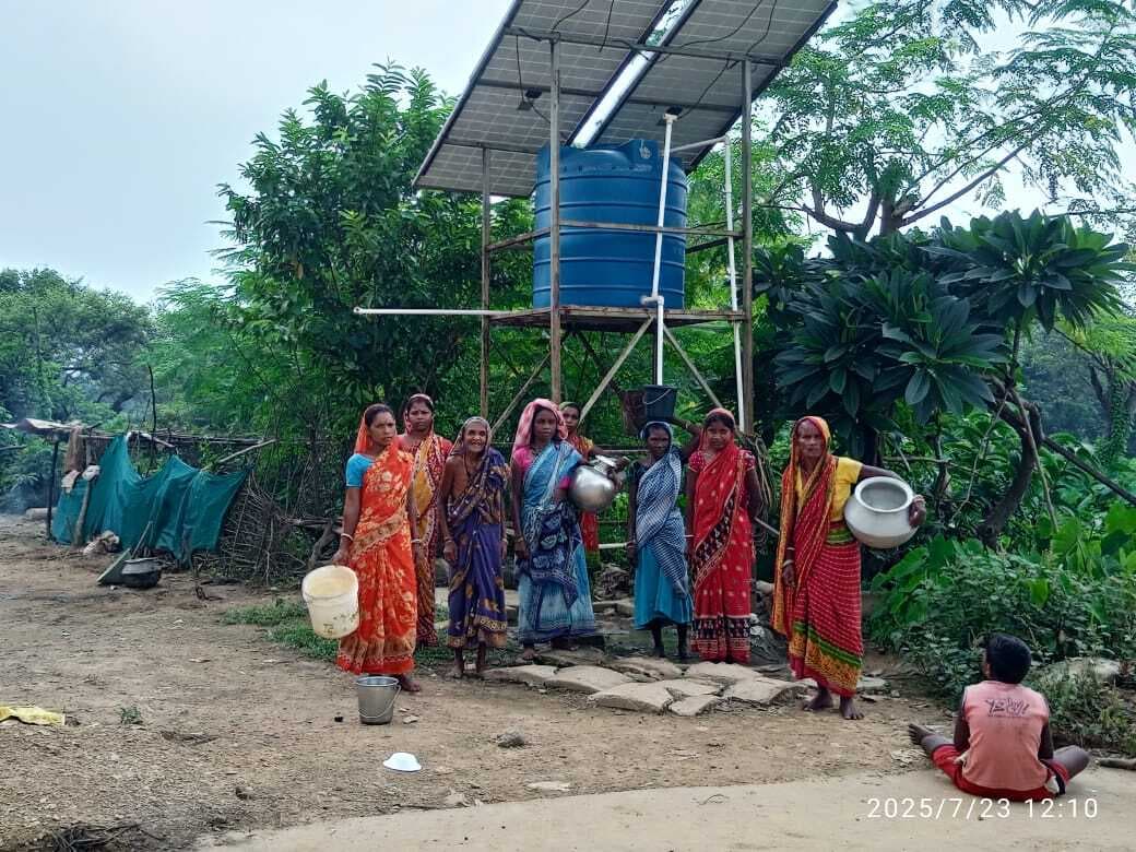 East Singhbhum News : झरना और नदी का पानी पीने को विवश है 10 हजार आबादी