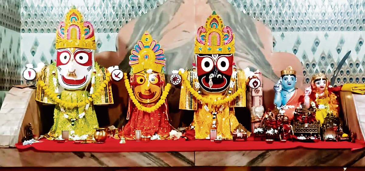 Seraikela Kharsawan News : प्रभु को चंदन का टीका लगा, चितऊ पीठा का भोग चढ़ाया