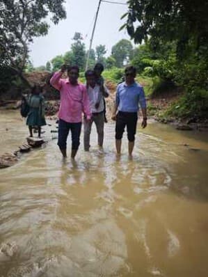 Giridih News: शिक्षक ने बच्चे को कंधे पर बैठा कर पहुंचाया घर