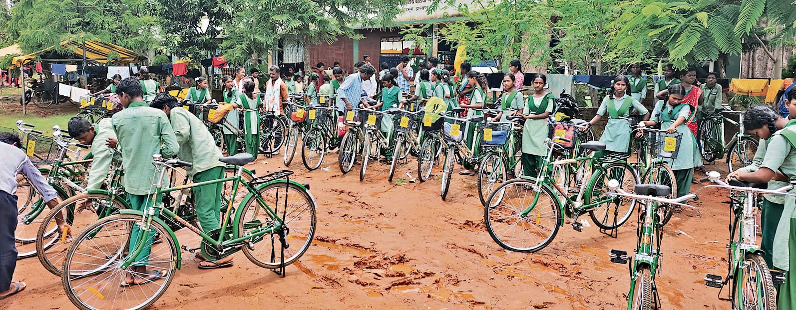 Chaibasa News : विद्यार्थियों में बांटी अधूरी फिटिंग व बिना हवा की साइकिल, अभिभावकों में आक्रोश
