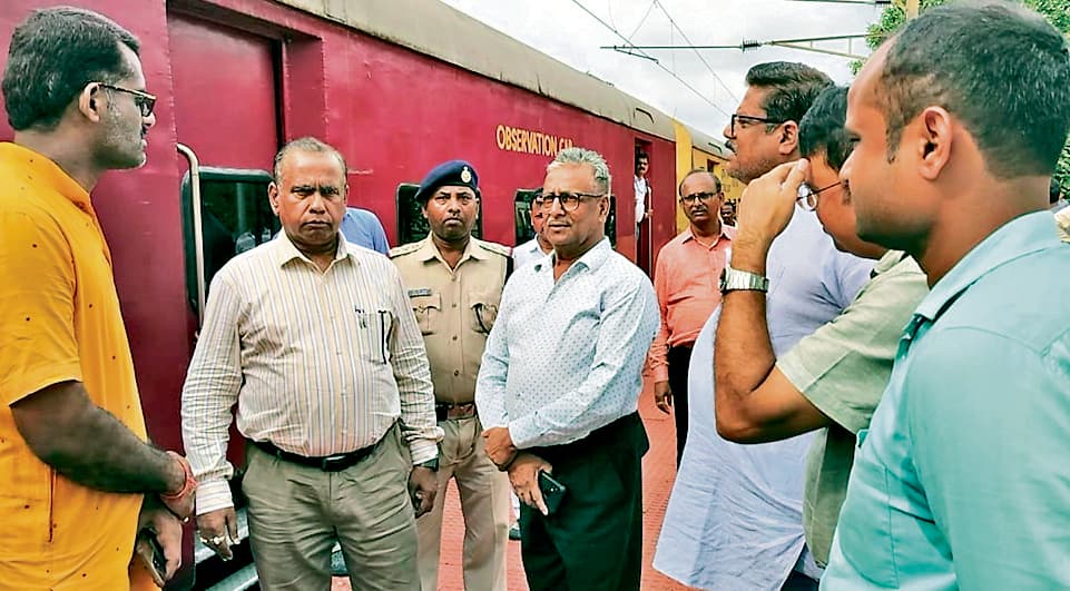 Sambalpur News: रेलवे जीएम से बामड़ा स्टेशन में इस्पात एक्सप्रेस के ठहराव, सौंदर्यीकरण व विकास पर कराया ध्यानाकर्षण