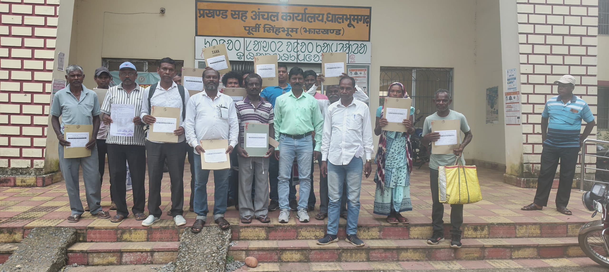 East Singhbhum News : वन अधिकार समिति ने सीओ को 35 वनपट्टा दावा प्रस्तुत किया