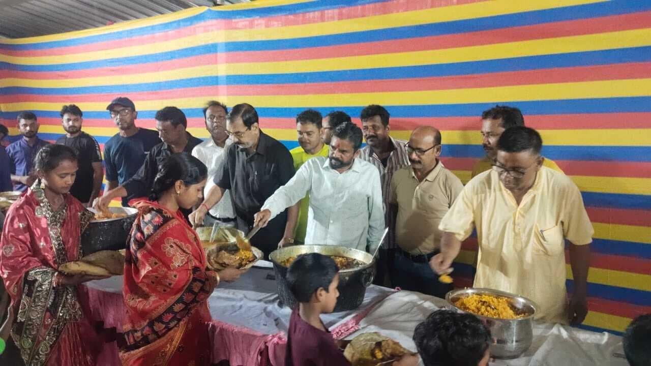 East Singhbhum News : शनिदेव वार्षिक पूजन में उमड़ी भीड़, विधायक ने की पूजा