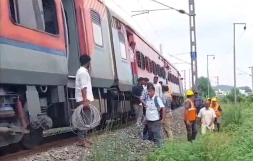 Sambalpur News: महिमा गोसाईं एक्सप्रेस का जनरल कोच पटरी से उतरा, कोई हताहत नहीं