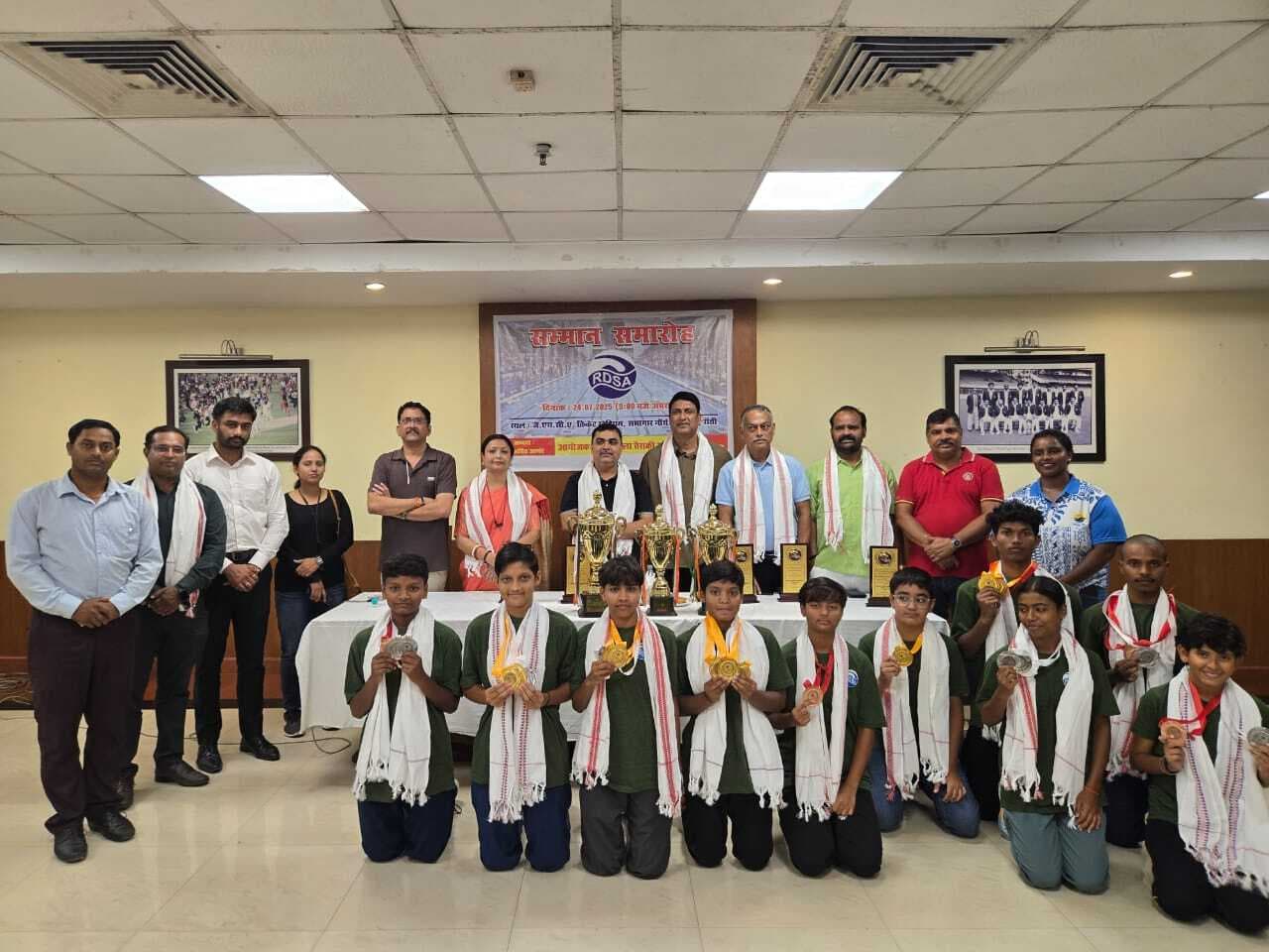 Sports : पदक विजेता तैराकों और प्रशिक्षक को सम्मानित किया गया