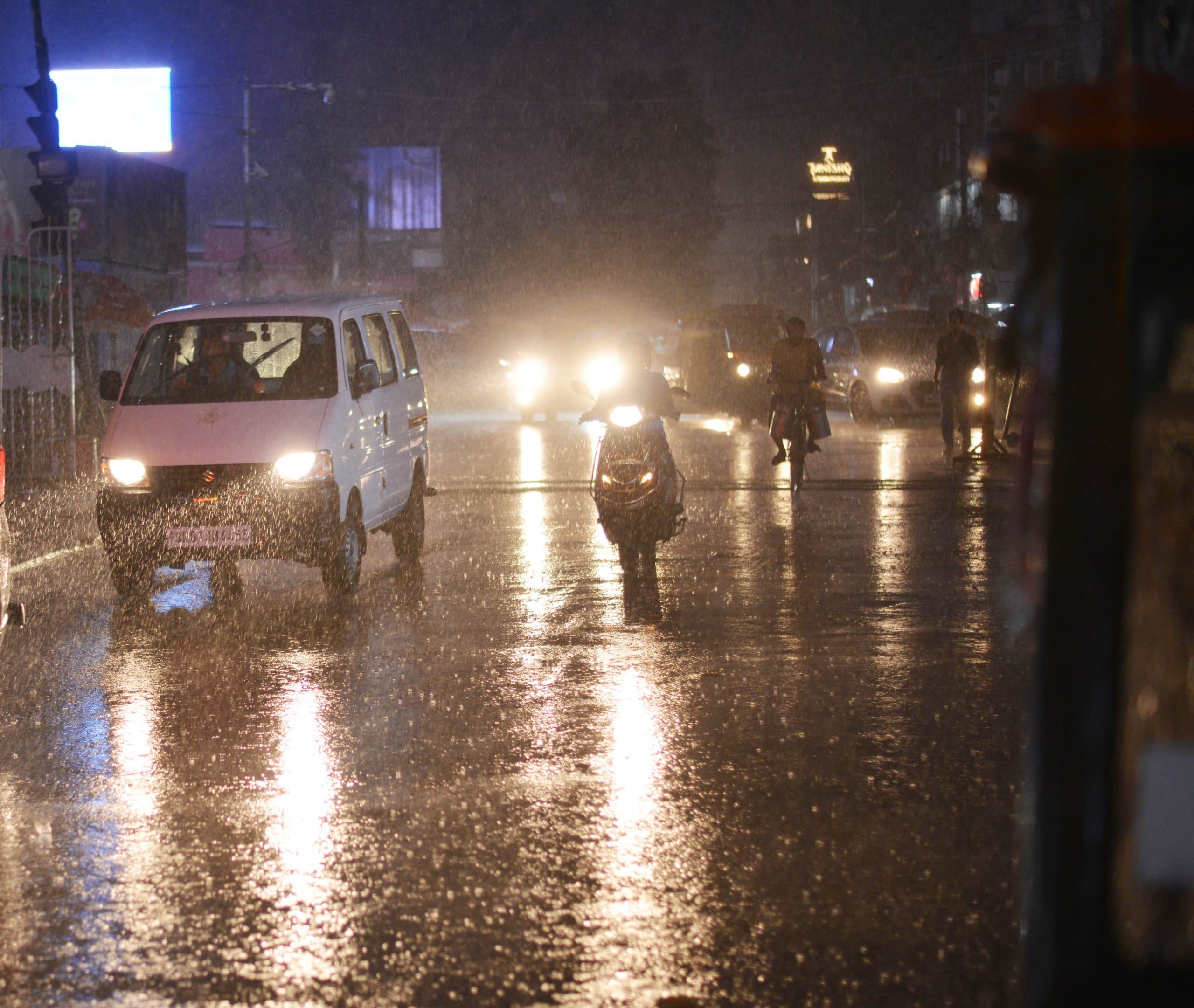 दिनभर गर्मी के बाद शाम में हुई बारिश से मिली राहत