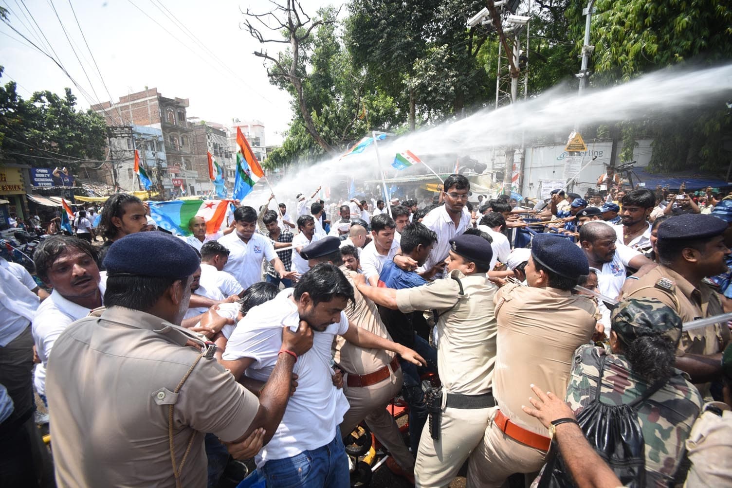 विस घेरने जा रहे एनएसयूआइ कार्यकर्ताओं पर हुआ लाठीचार्ज
