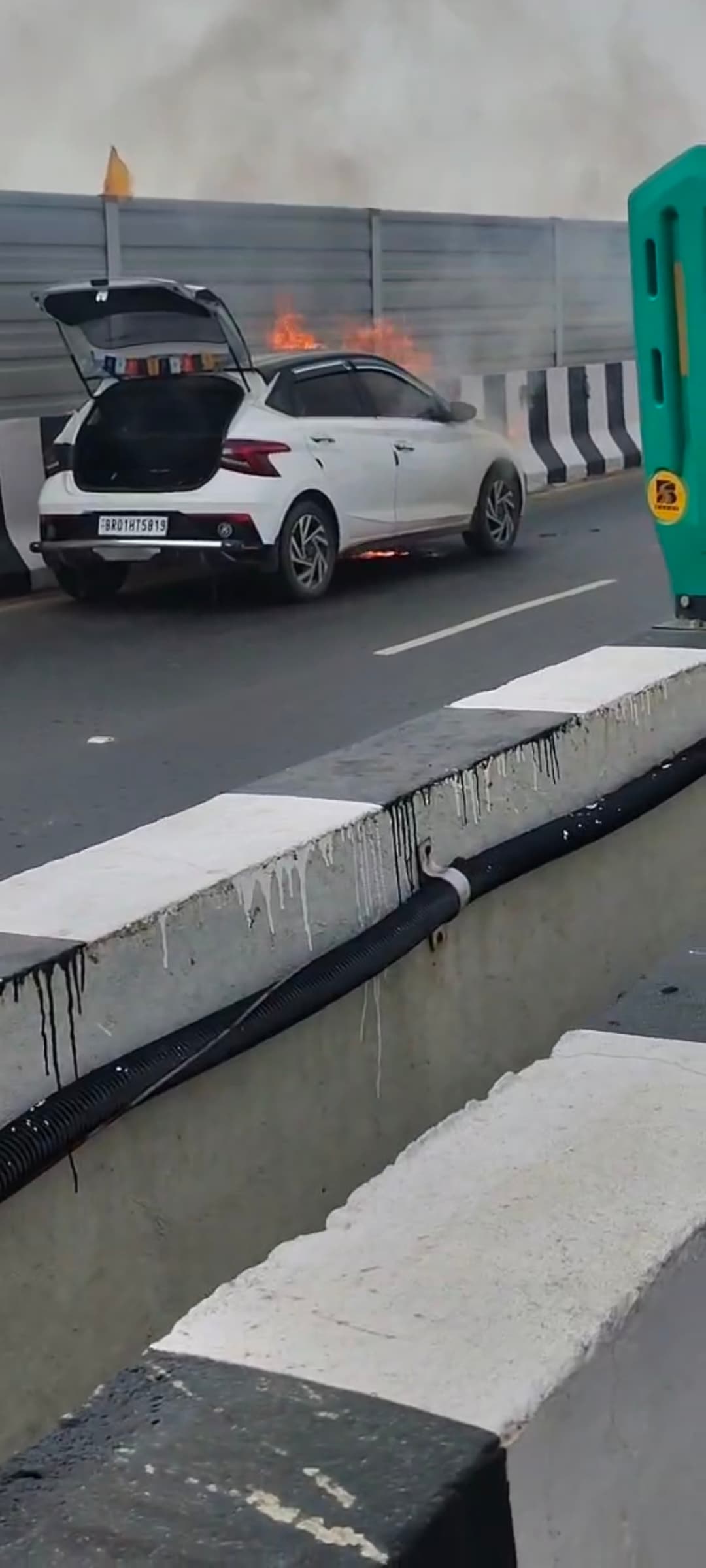 सिपारा-महुली एलिवेटेड रोड पर चलती कार में लगी आग, कुछ ही मिनटों में हुई खाक