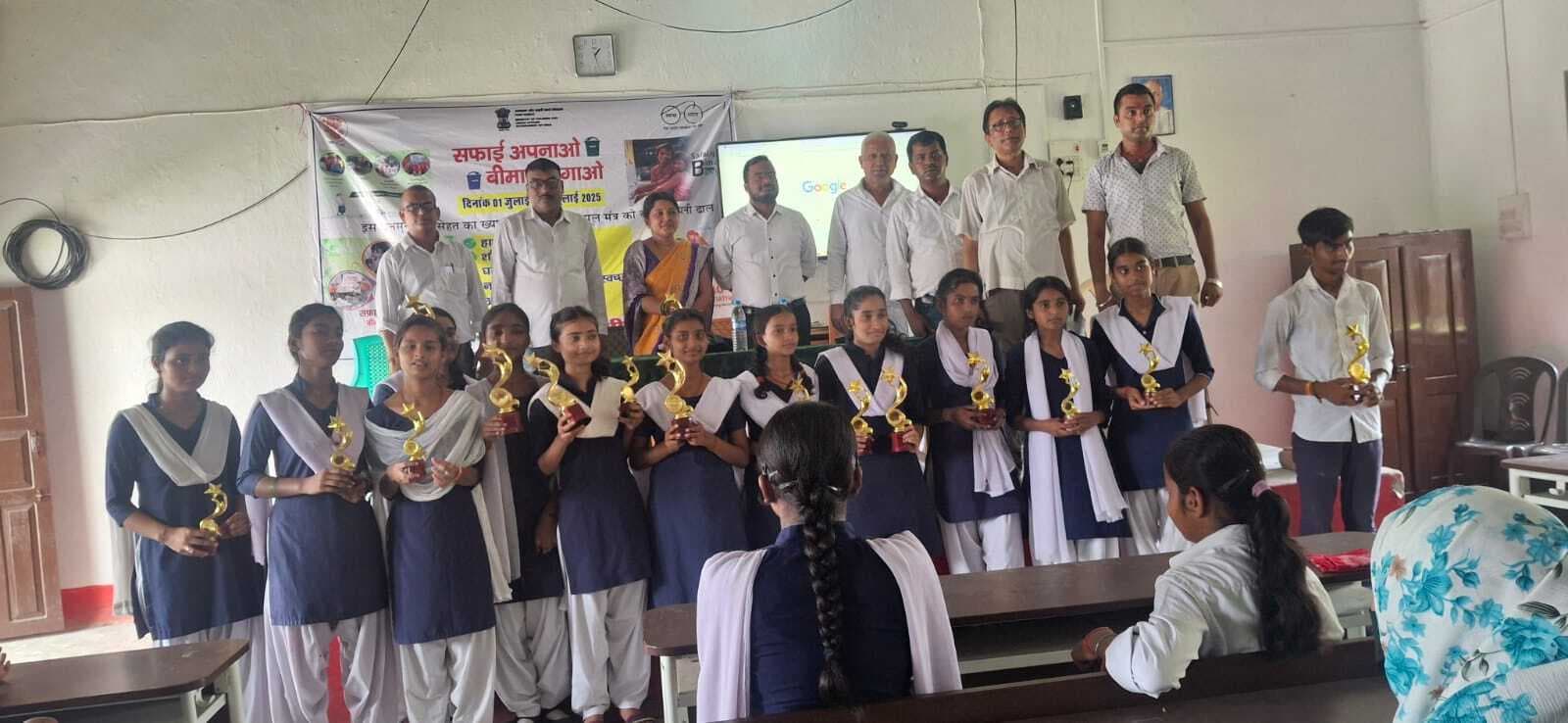 प्रतियोगिता में सफल छात्राओं को किया गया पुरस्कृत
