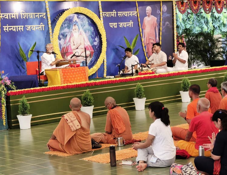 भक्त की विनम्रता से विकसित होता सेवा व समर्पण का भाव