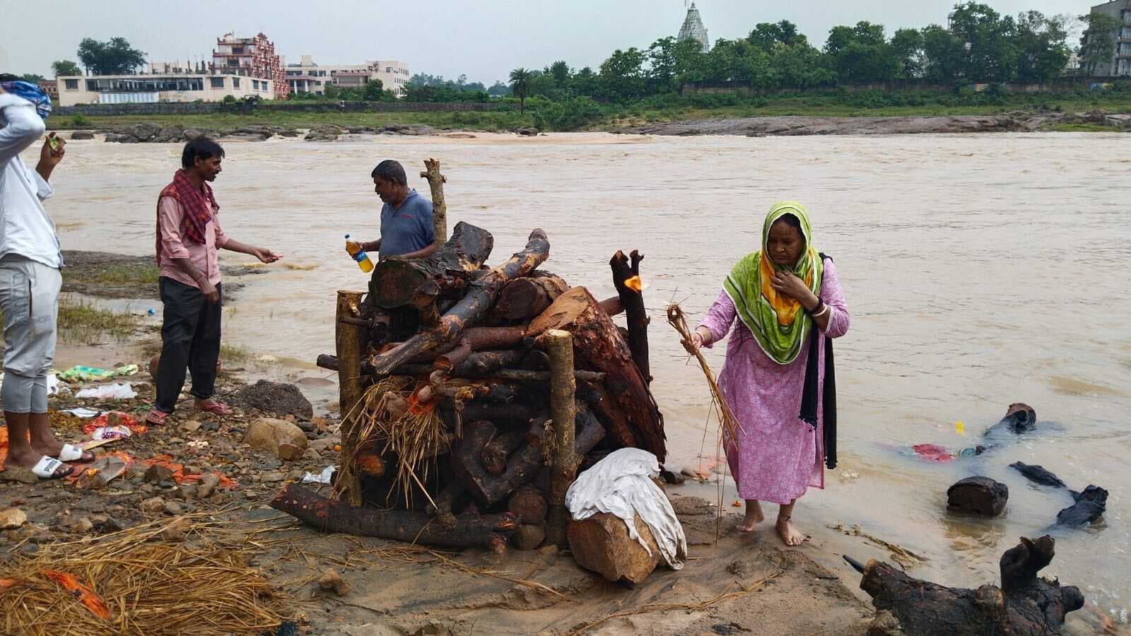 Giridih News: मां के अंतिम संस्कार में नहीं पहुंच सका बेटा, बेटी ने दी मुखाग्नि