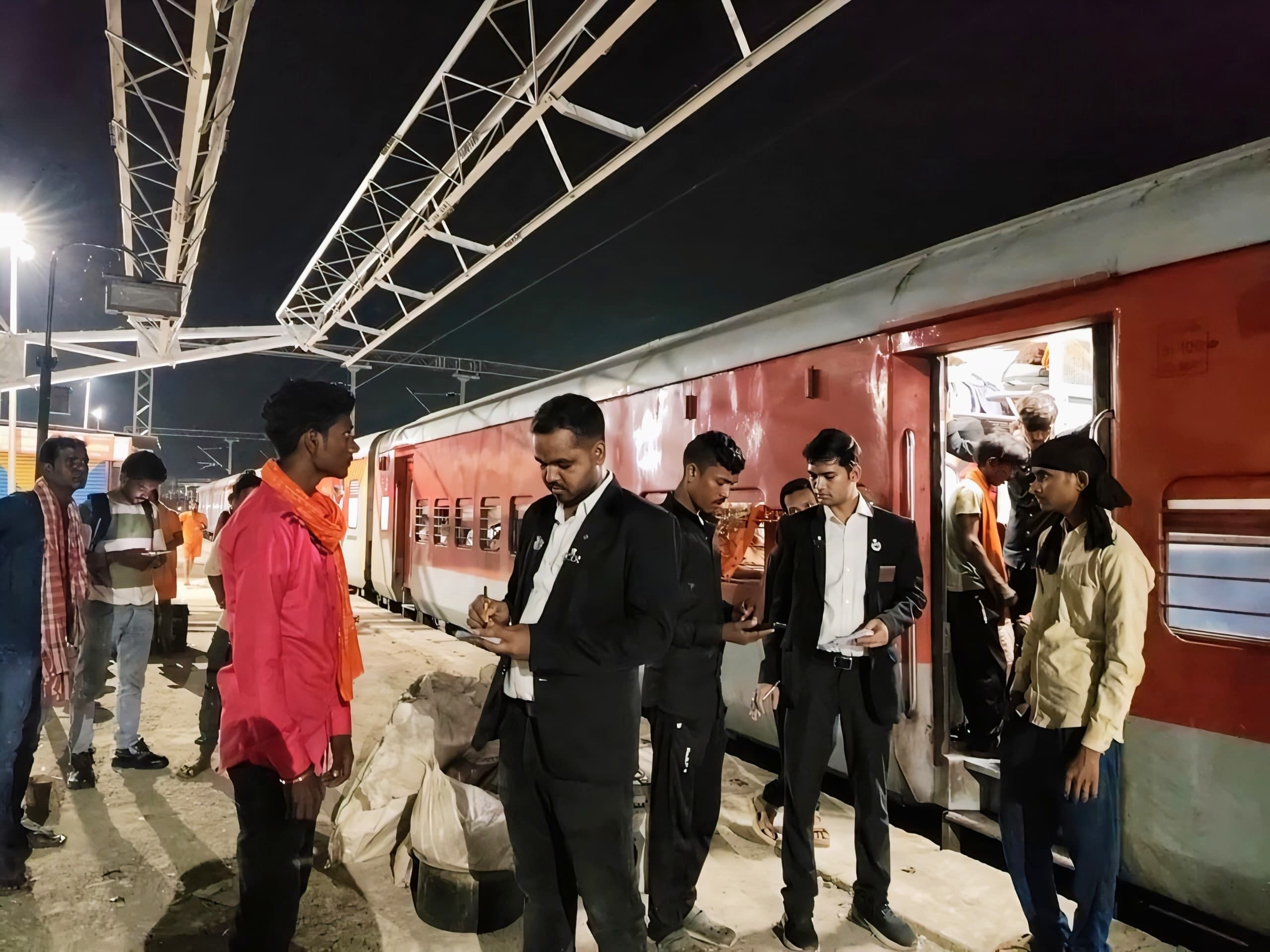 Giridih News: हजारीबाग रोड स्टेशन सहित धनबाद रेल मंडल में चला टिकट चेकिंग अभियान