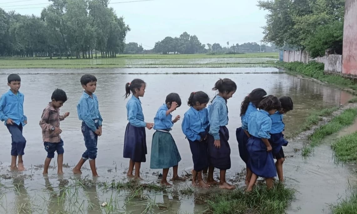 खेत के पगडंडी के सहारे स्कूल आते-जाते हैं बच्चे