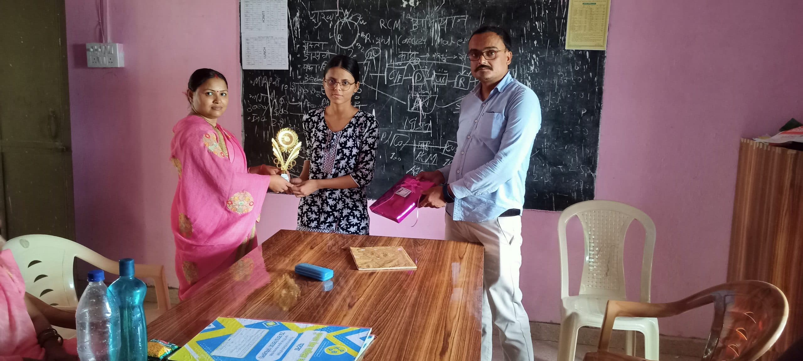 इंटर साइंस की टॉपर छात्रा को किया गया सम्मानित