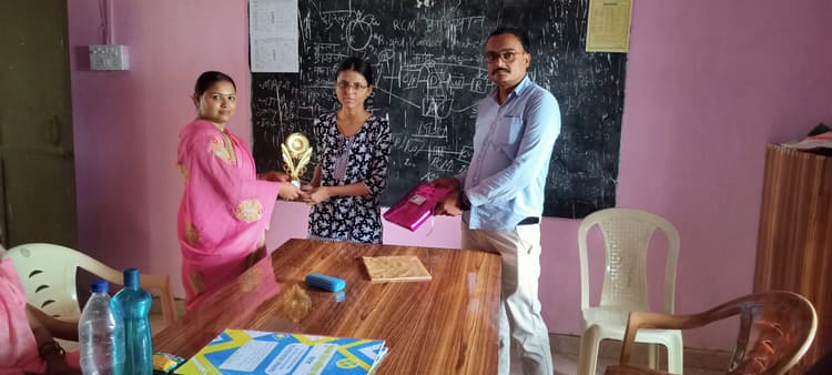 इंटर साइंस की टॉपर छात्रा को किया गया सम्मानित