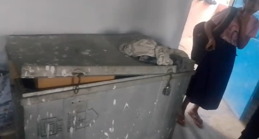 saran news. स्कूल से दो पंखे, बोर्ड व तार की चोरी