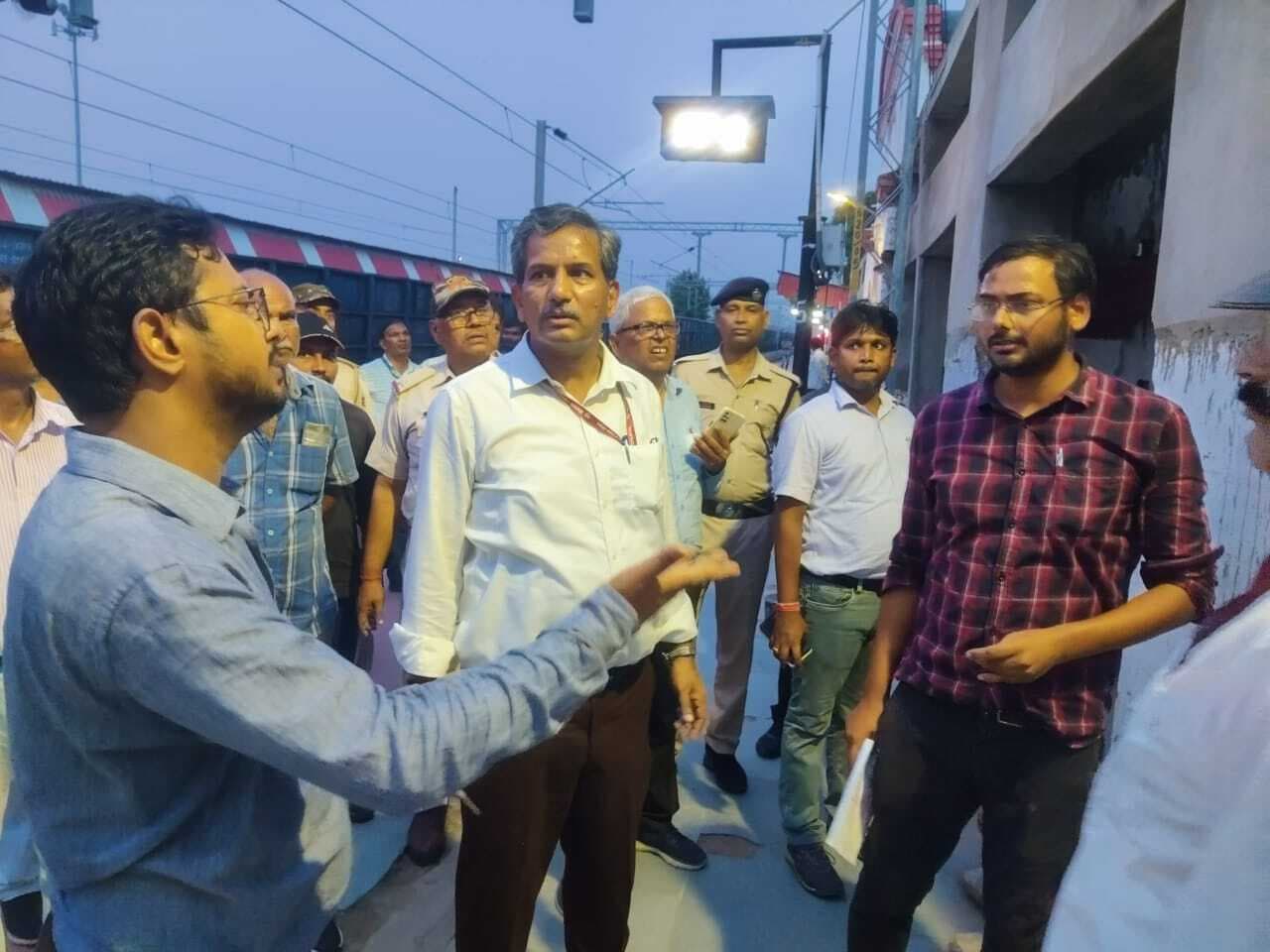 डीआरएम ने स्टेशन पर विकास कार्यों का किया निरीक्षण