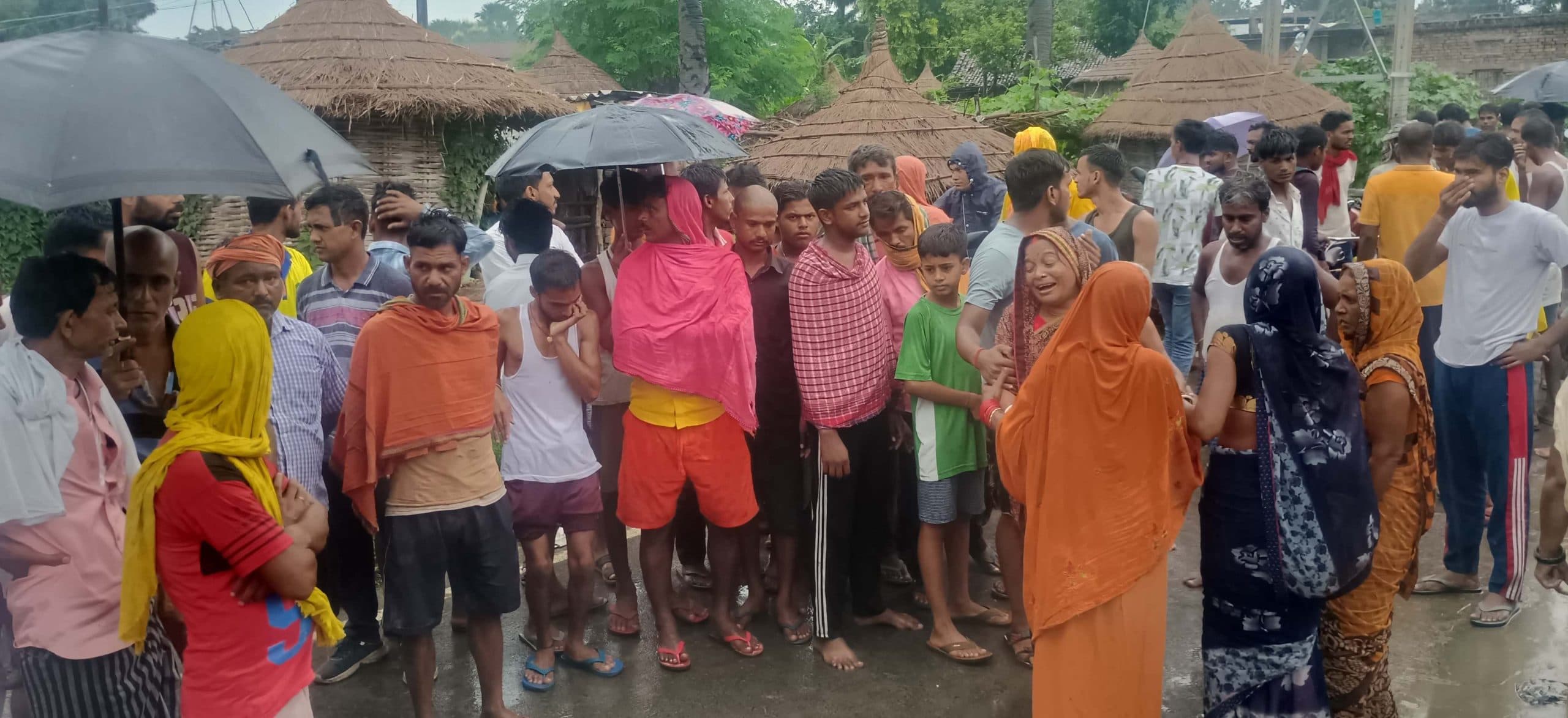 saran news. ट्रक की चपेट में आने से मायके से लौट रही महिला की मौत, पति जख्मी