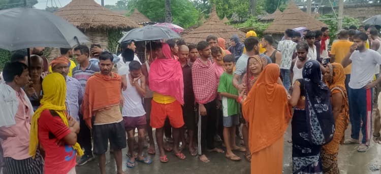 saran news. ट्रक की चपेट में आने से मायके से लौट रही महिला की मौत, पति जख्मी