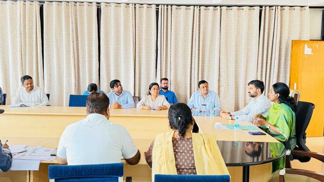 प्लास्टिक कचरा उठाने में ट्राई साइकिल का उपयोग करें