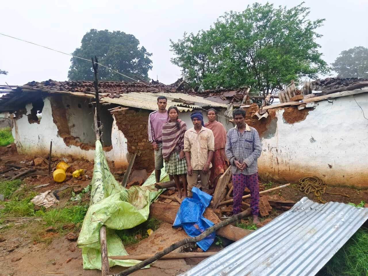 हाथियों ने कई घर तोड़े