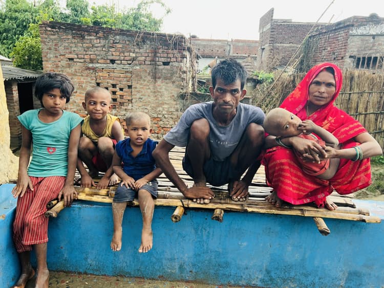फुलवरिया में बीमार युवक के लिए युवाओं ने दिखायी इंसानियत, चंदा अभियान चला शुरू कराया इलाज