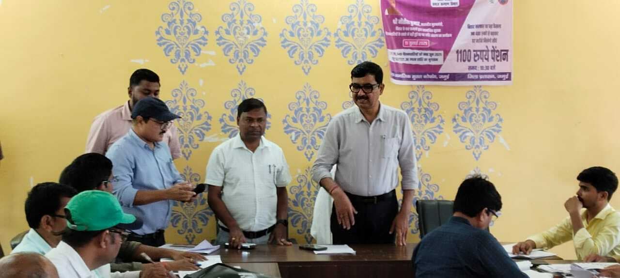 मतदाता सूची पुनरीक्षण कार्य का डीएम ने लिया जायजा