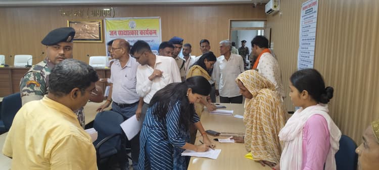जनता दरबार में डीएम ने सुनी 80 फरियादियों की शिकायत