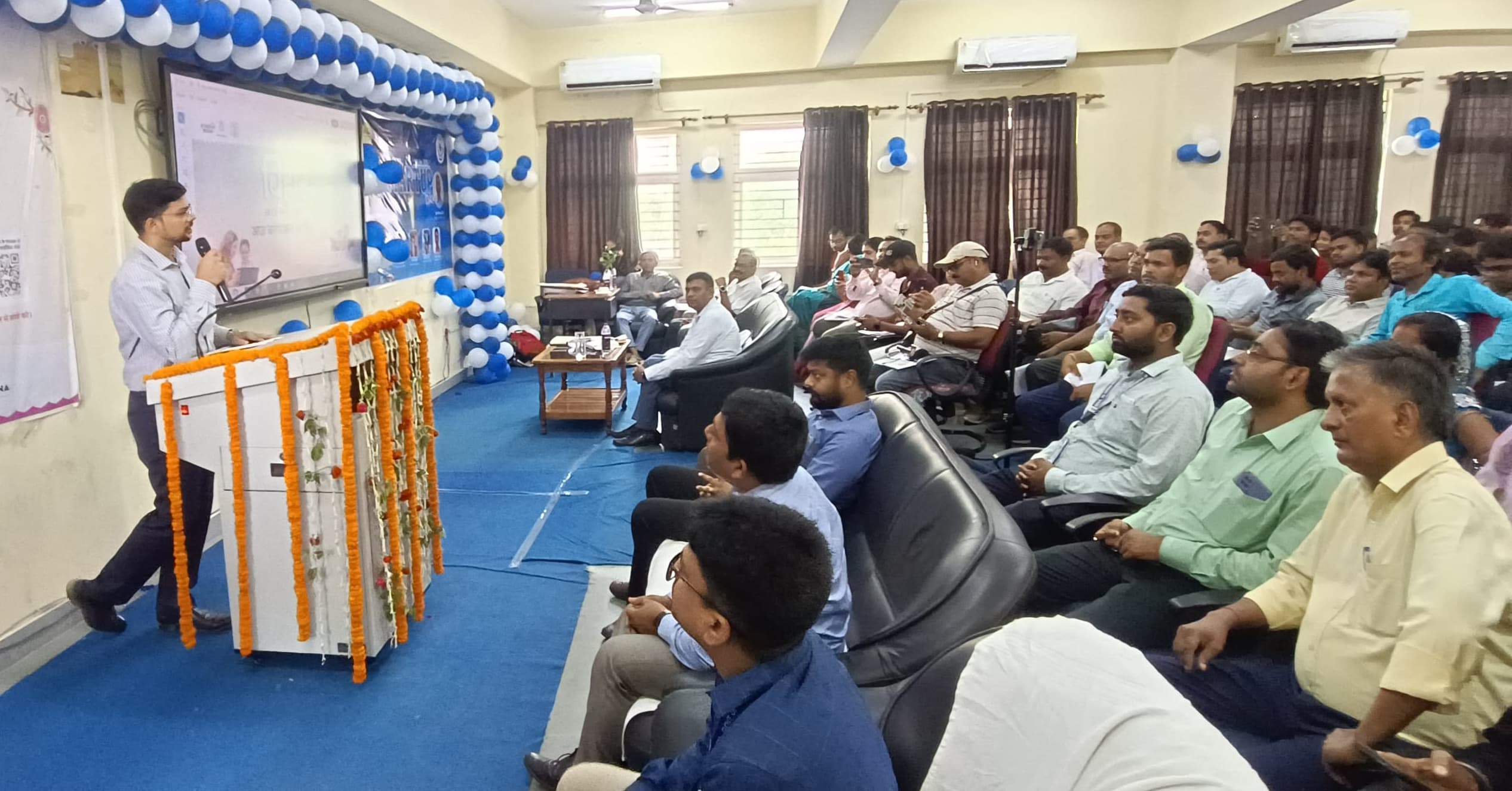 बंद कमरे में बैठकर स्टार्ट-अप आइडियाज नहीं आ सकते : डीएम