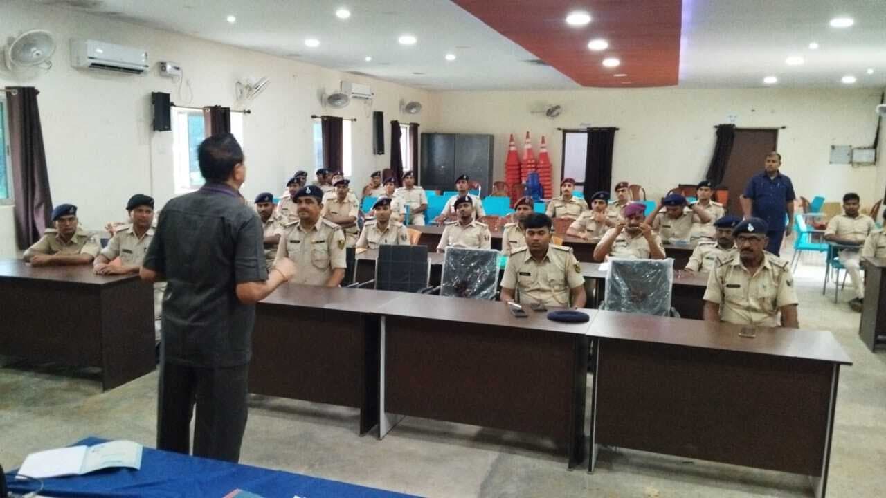 पांच दिवसीय प्रशिक्षण में रेंज के 40 पुलिस पदाधिकारी व जवानों ने सीखा बम डिफ्यूज करने की तकनीक