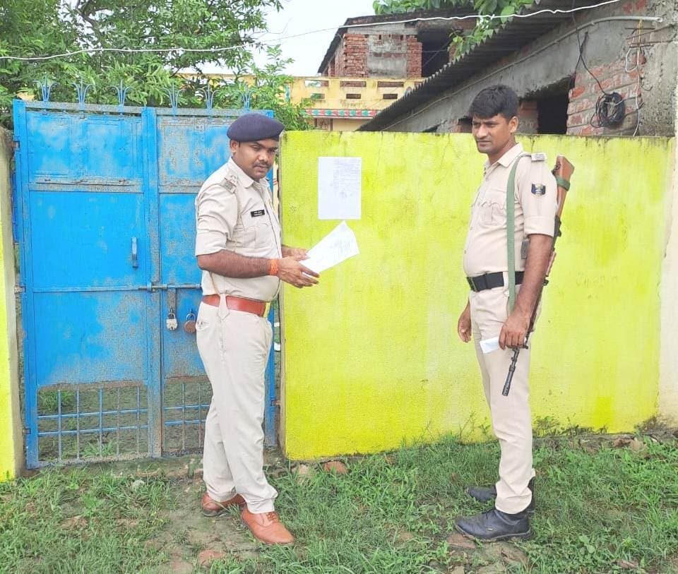 प्रेम विवाह से उपजा विवाद बना हत्याकांड, फरार आरोपितों के घर पुलिस ने चिपकाया इश्तेहार