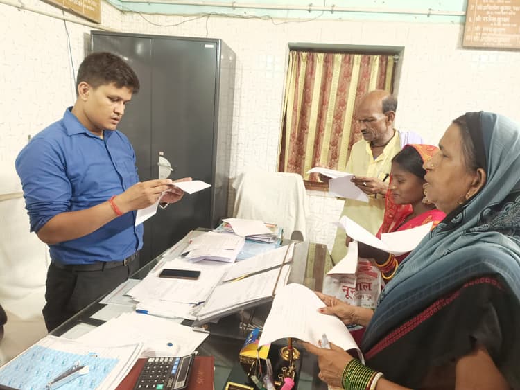 बिजलपुर पंचायत के नव चयनित मुखिया को बीडीओ ने दिलायी शपथ